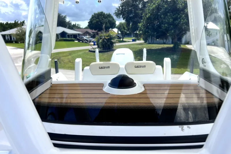 Slide: The Image of L'immagine mostra il cockpit di una barca Caymas 26 HB 2020 con dettagli in legno. - 41