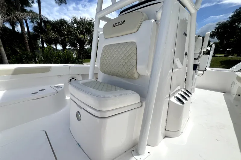 Slide: The Image of La imagen muestra el área de asientos de un barco Caymas 26 HB 2020 con tapicería blanca. - 46