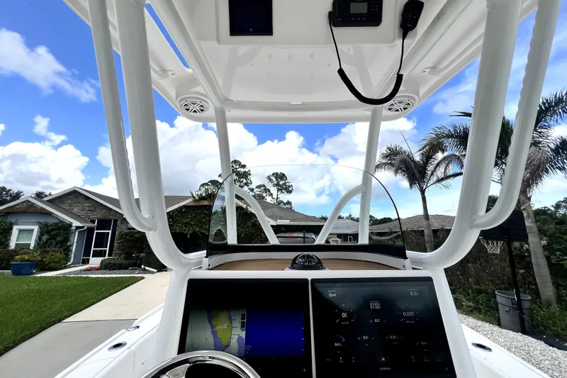 Slide: The Image of De cockpit van een Caymas 26 HB 2020 met moderne elektronica en een heldere lucht. - 25