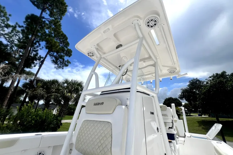 Slide: The Image of Un Caymas 26 HB 2020 con T-top bianco e sedili imbottiti, circondato da alberi. - 45