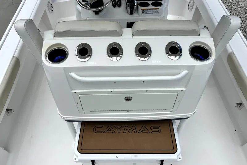 Slide: The Image of De afbeelding toont de cockpit van een Caymas 26 HB boot uit 2020 met stuurconsole en zitplaatsen. - 22
