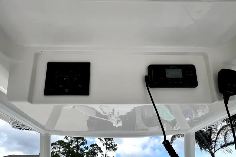 Slide: The Image of La imagen muestra el timón de un barco Caymas 26 HB de 2020 con pantallas electrónicas. - 35