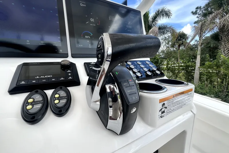 Slide: The Image of L'immagine mostra la console di un Caymas 26 HB del 2020 con comandi moderni. - 28