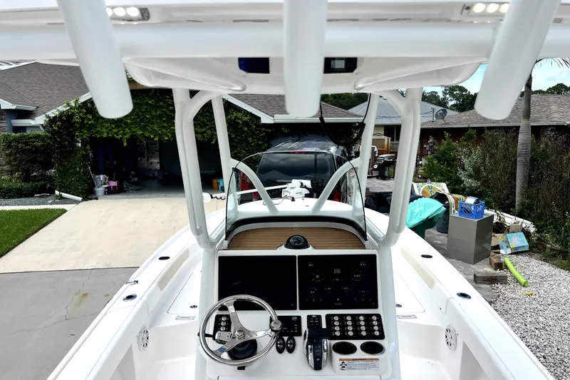 Slide: The Image of Das Bild zeigt das Cockpit eines Caymas 26 HB Bootes von 2020 mit moderner Steuerung. - 24