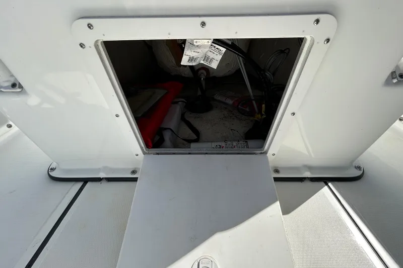 Slide: The Image of Scomparto di stoccaggio nella barca Clearwater 2000 Center Console, anno 2020. - 42