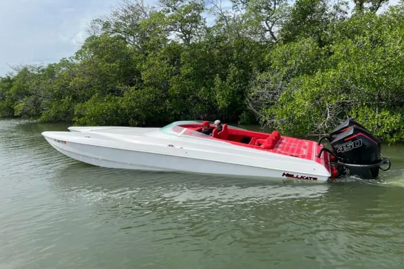 Slide: The Image of HellKats 30 Boot von 2020 auf ruhigem Wasser. - 1