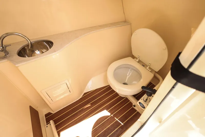 Slide: The Image of Interieur van een boottoilet met een wastafel en houten vloer. - 19