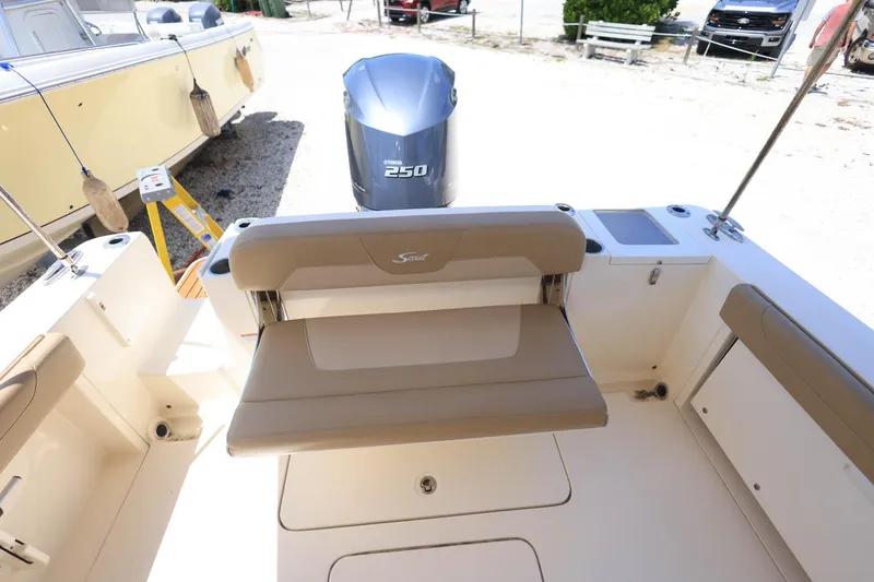 Slide: The Image of Le bateau a une banquette beige et un moteur hors-bord Yamaha 250. - 6
