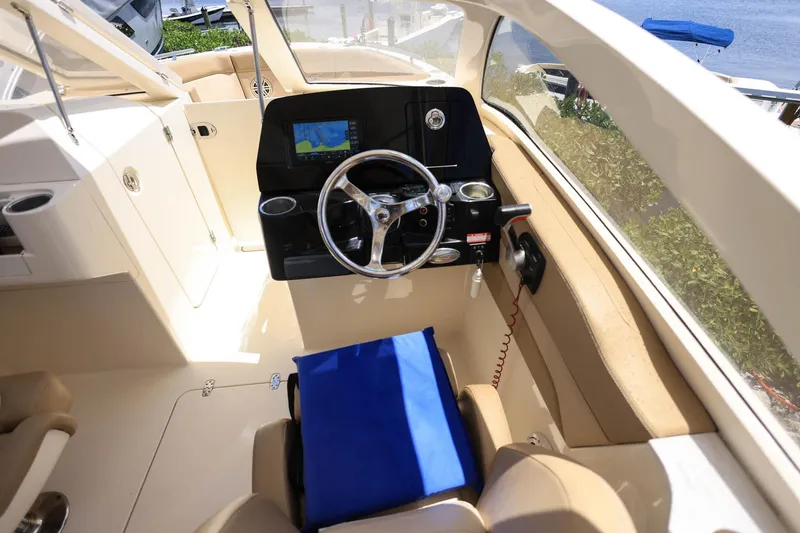 Slide: The Image of Das Cockpit eines Scout 235 Dorado mit Lenkrad und Navigationssystem. - 22