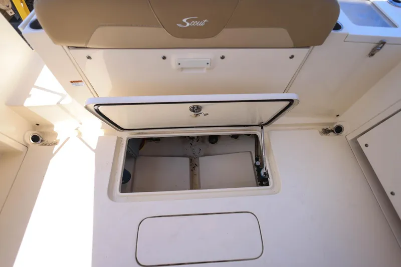 Slide: The Image of Compartimento de almacenamiento abierto en un barco Scout 235 Dorado. - 8