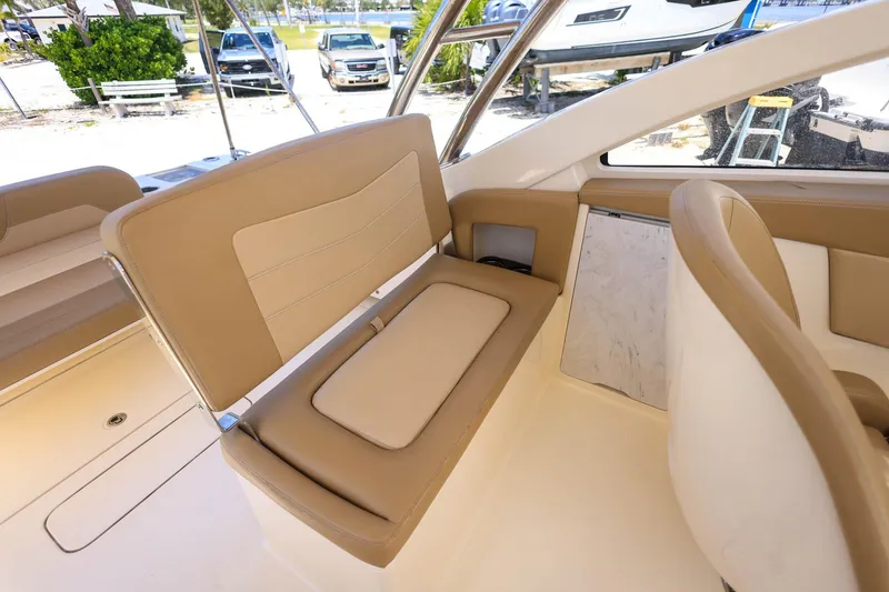 Slide: The Image of Interieur van een boot met beige stoelen en een raam. - 13