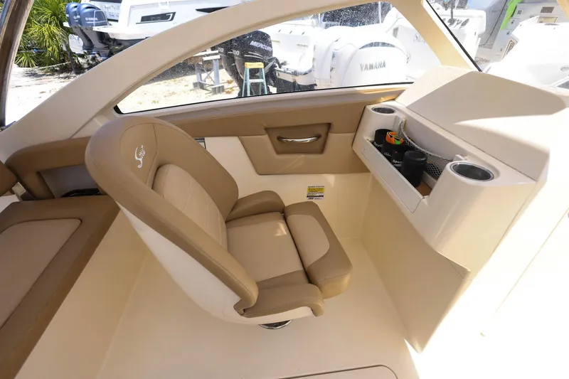 Slide: The Image of Intérieur d'un bateau Scout 235 Dorado avec siège beige et espace de rangement. - 20