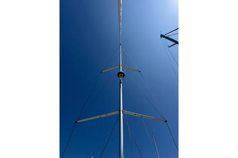Slide: The Image of Mast of 2022 Beneteau Oceanis Yacht 54 against clear blue sky. - 27
