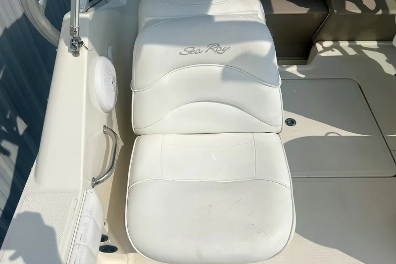 Slide: The Image of White seating on a 2007 Sea Ray 270 Amberjack boat deck. - 11