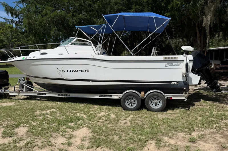 The Image of Seaswirl 2601 Walkaround O/B 1999 - undefined