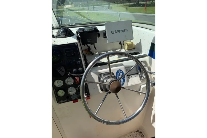 Slide: The Image of La imagen muestra el timón de un Seaswirl Striper 2301 Walkaround OB de 1999 con navegación Garmin. - 5