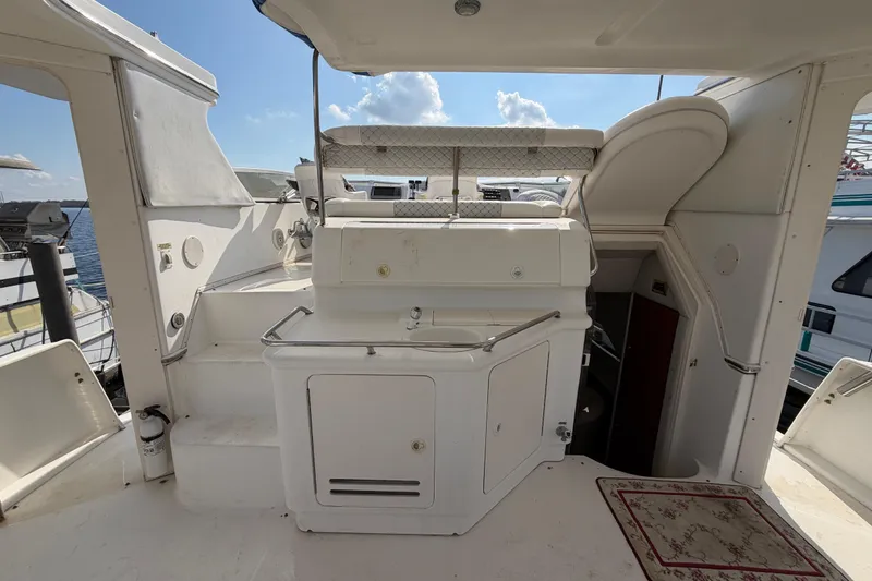 Slide: The Image of Interior de un yate Sea Ray 370 Aft Cabin de 1997. - 10