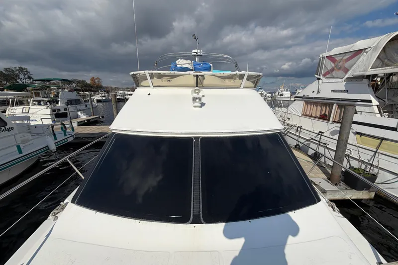 Slide: The Image of Sea Ray 370 Aft Cabin 1997 ormeggiato sotto cieli nuvolosi. - 21