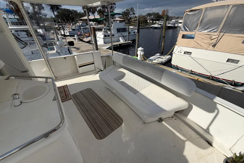 Slide: The Image of Yate Sea Ray 370 Aft Cabin 1997 en el muelle con área de asientos. - 47