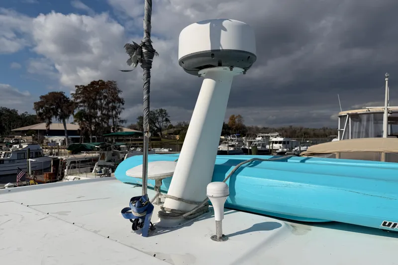 Slide: The Image of Sea Ray 370 Aft Cabin 1997 con kayak azul en cubierta. - 46