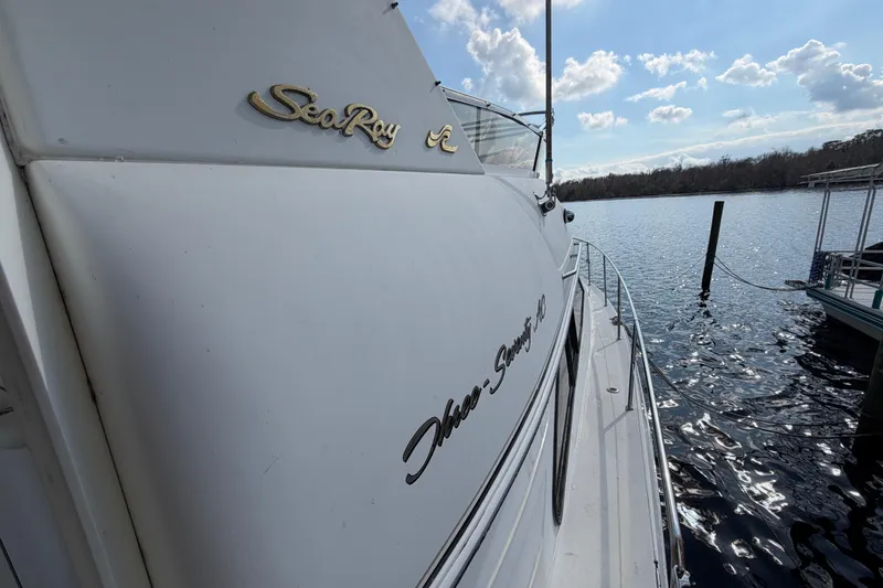 Slide: The Image of 1997 Sea Ray 370 Aft Cabin bij het water, zijaanzicht. - 12
