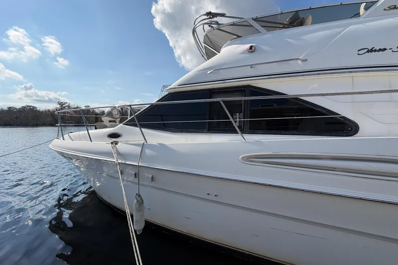 Slide: The Image of 1997 Sea Ray 370 Aft Cabin Yacht am Wasser. - 6