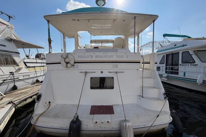 Slide: The Image of 1997 Sea Ray 370 Aft Cabin aangemeerd op een zonnige dag. - 2