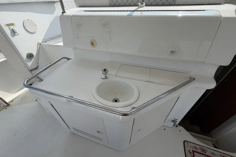 Slide: The Image of 1997 Sea Ray 370 Aft Cabin mit Waschbecken im Cockpit. - 11