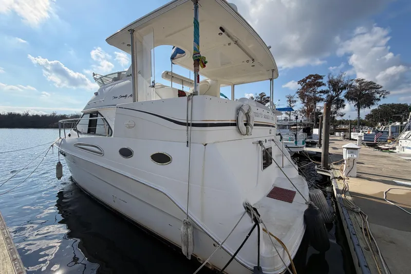 Slide: The Image of Yate Sea Ray 370 Aft Cabin 1997 atracado en el puerto. - 3