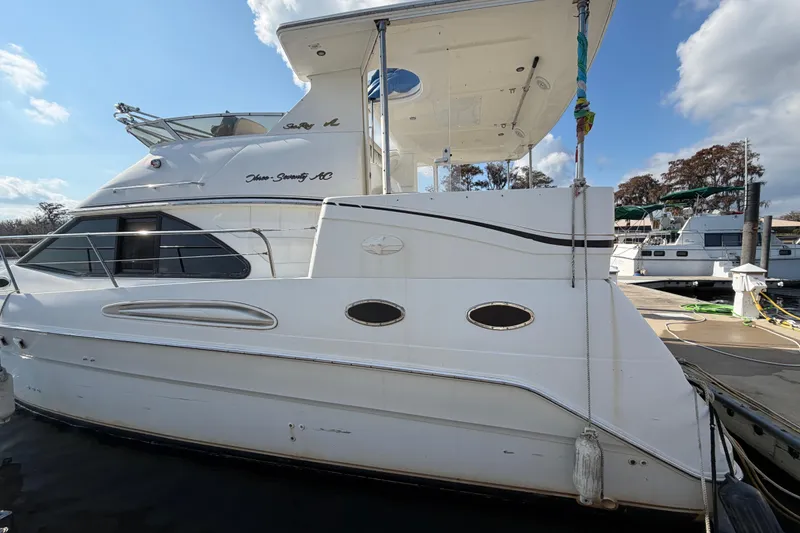 Slide: The Image of 1997 Sea Ray 370 Aft Cabin jacht aangemeerd in de haven. - 4