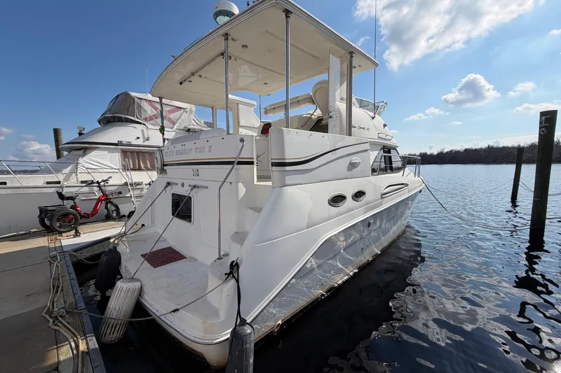 Slide: The Image of Sea Ray 370 Aft Cabin 1997 au quai, journée ensoleillée. - 1