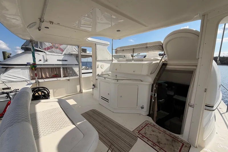 Slide: The Image of Intérieur d'un yacht Sea Ray 370 Aft Cabin de 1997. - 9