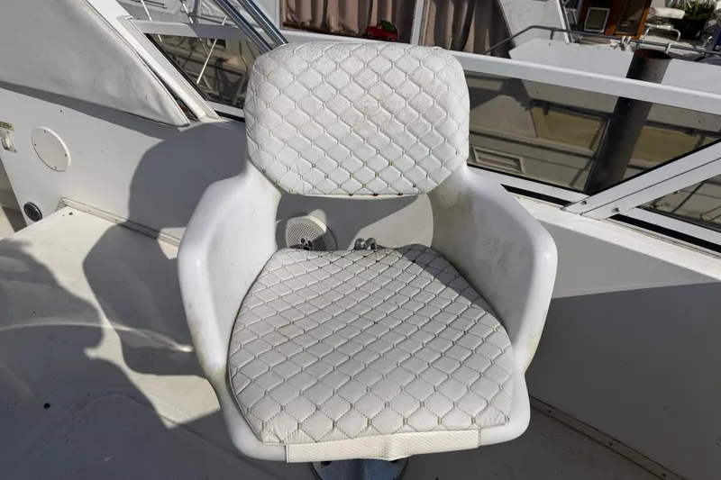Slide: The Image of Siège blanc sur un yacht Sea Ray 370 Aft Cabin de 1997. - 44
