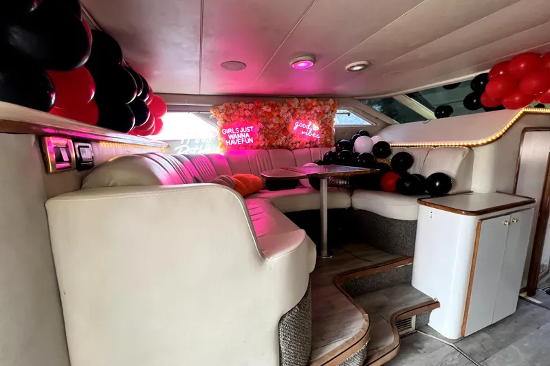Slide: The Image of Het interieur van een Sea Ray 450 Express Bridge uit 1997 is versierd met kleurrijke ballonnen. - 42