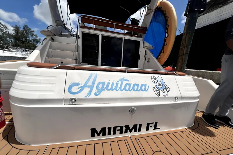 Slide: The Image of El barco "Aguitaaa" está atracado en Miami, Florida. Tiene una cubierta espaciosa y un toldo. - 15