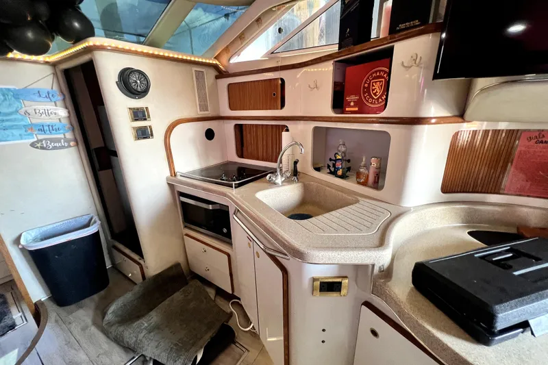 Slide: The Image of Innenraum einer Sea Ray 450 Express Bridge Yacht mit Küche und Waschbecken. - 41