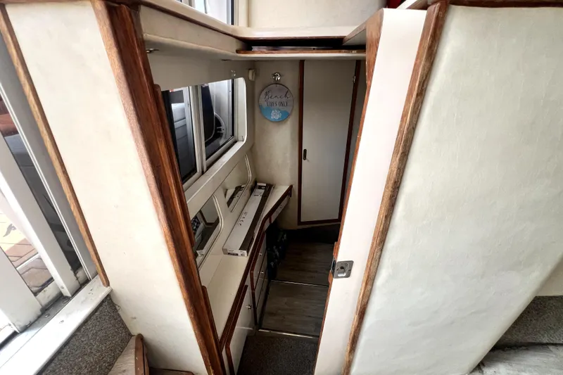 Slide: The Image of Interior de un Sea Ray 450 Express Bridge de 1997 con detalles de madera y paredes blancas. - 38