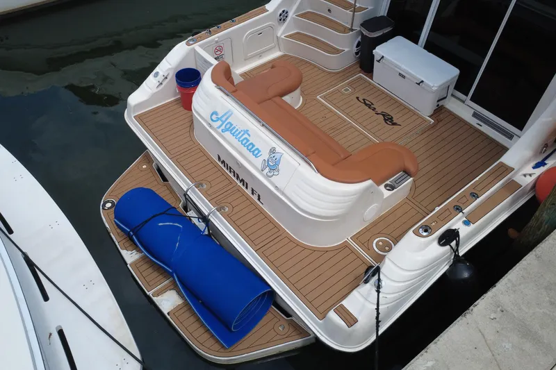 Slide: The Image of El barco es un Sea Ray 450 Express Bridge de 1997, atracado con una alfombra azul. - 12