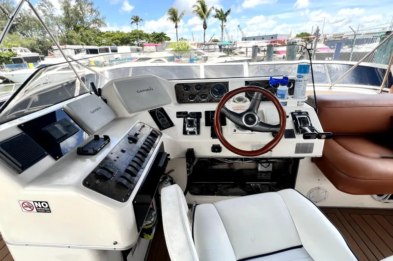 Slide: The Image of Le cockpit d'un Sea Ray 450 Express Bridge avec volant et instruments. - 30