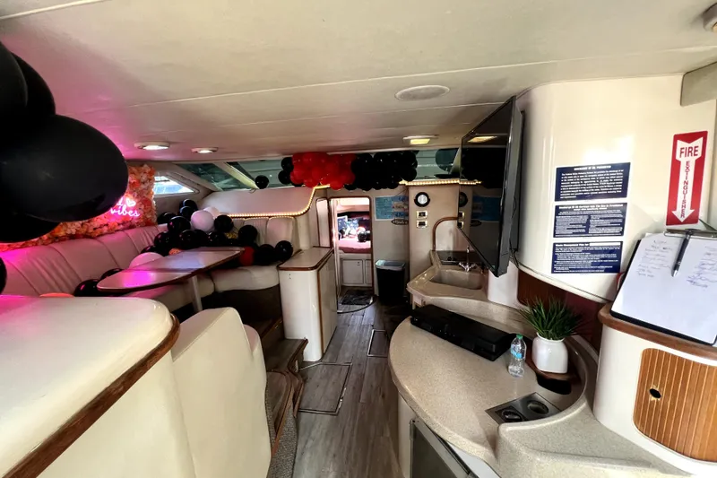 Slide: The Image of Interno di una Sea Ray 450 Express Bridge con arredi eleganti e decorazioni. - 40