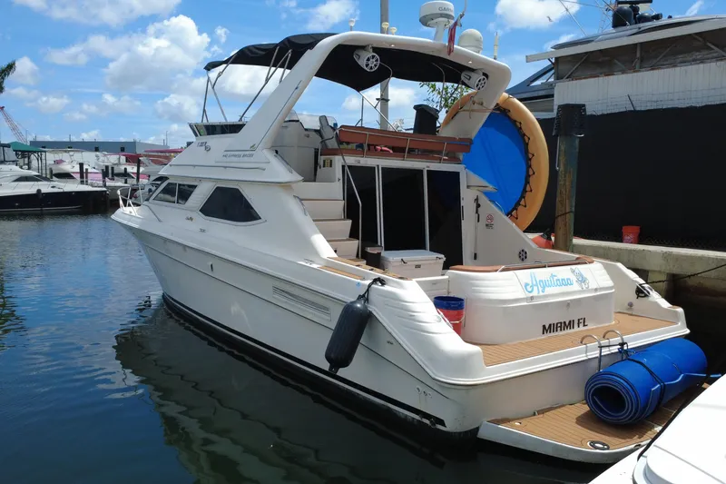 The Image of Een witte boot genaamd "Aquaholic" aangemeerd in de haven van Miami, Florida. - 14