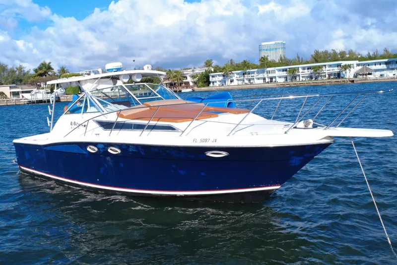 Slide: The Image of Barco Wellcraft 330 Coastal 1996 en aguas tranquilas. - 1