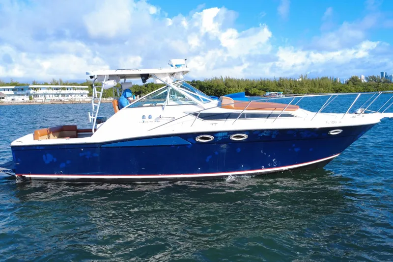 Slide: The Image of Barca Wellcraft 330 Coastal 1996 su acque calme. - 2