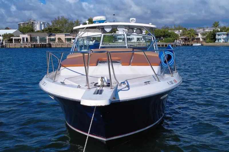 Slide: The Image of Wellcraft 330 Coastal 1996 ancré sur des eaux calmes. - 5