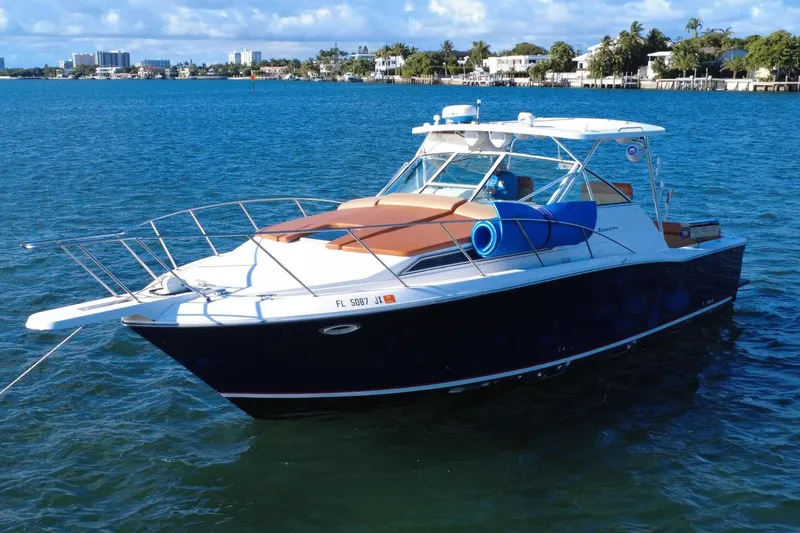 Slide: The Image of 1996 Wellcraft 330 Coastal Boot auf ruhigem Wasser. - 6