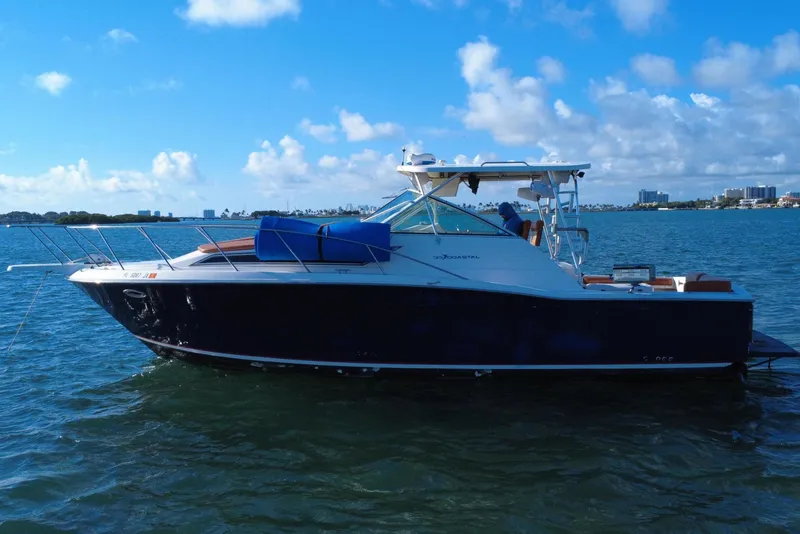 Slide: The Image of 1996 Wellcraft 330 Coastal Boot auf ruhigem Wasser. - 7