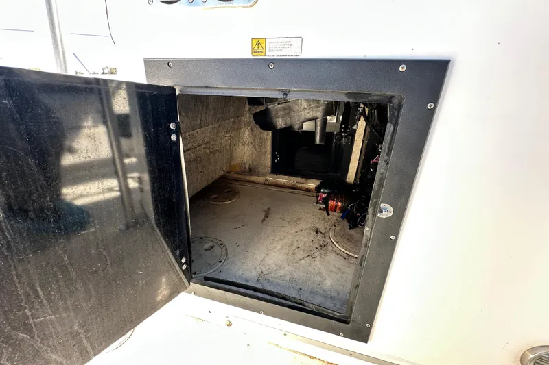 Slide: The Image of Compartiment de rangement ouvert dans le bateau Hydra-Sports Bay Bolt 1900 de 1993. - 31