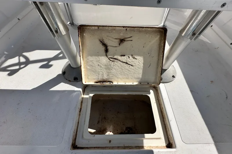 Slide: The Image of Compartiment de rangement ouvert sur un bateau Hydra-Sports Bay Bolt 1900 de 1993. - 14