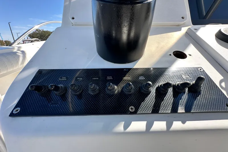 Slide: The Image of 1993 Hydra-Sports Bay Bolt 1900 Schalttafel mit Schaltern. - 21