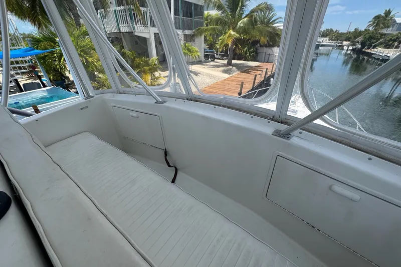 Slide: The Image of La imagen muestra la cabina de un Ocean Yachts 35 Super Sport de 1991, con tapicería blanca y vista al canal. - 24